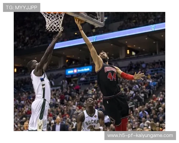 公牛后卫突破传球制造内线空档